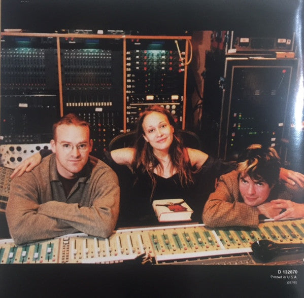 Fiona Apple : When The Pawn Hits The Conflicts He Thinks Like A King What He Knows Throws The Blows When He Goes To The Fight And He'll Win The Whole Thing 'Fore He Enters The Ring There's No Body To Batter When Your Mind Is Your Might So When You Go Solo, You Hold You (CD, Album, Club, BMG)